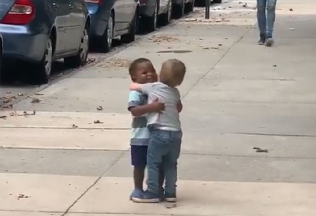 toddlers hugging viral video