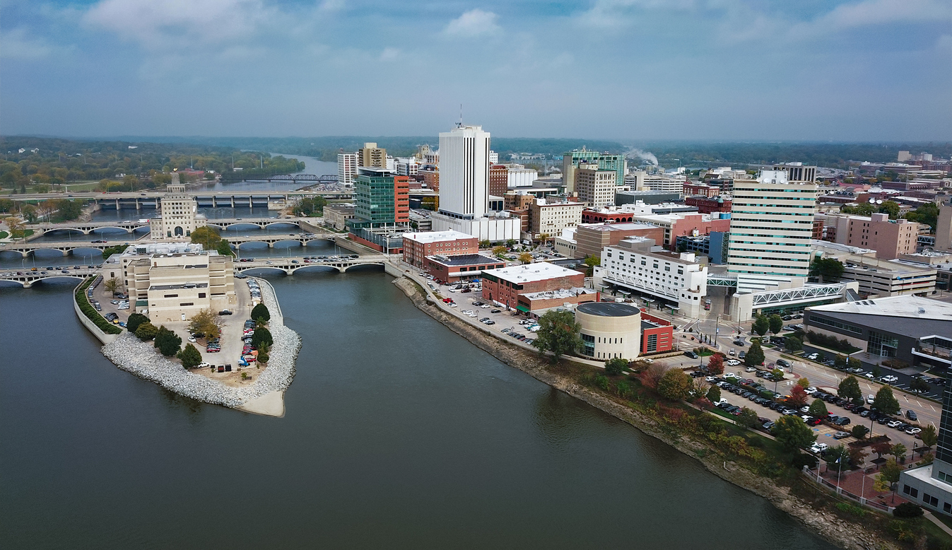 The skyline of Cedar Rapids, Iowa with a view of Mays Island