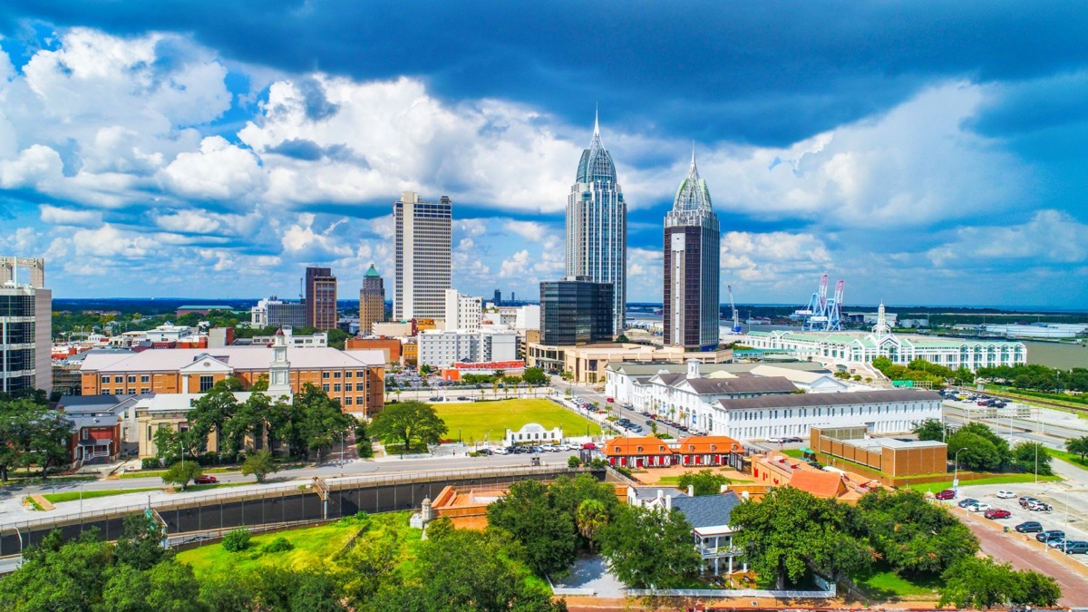 cityscape photo of a highway, homes, and buildings in Mobile, Alabama