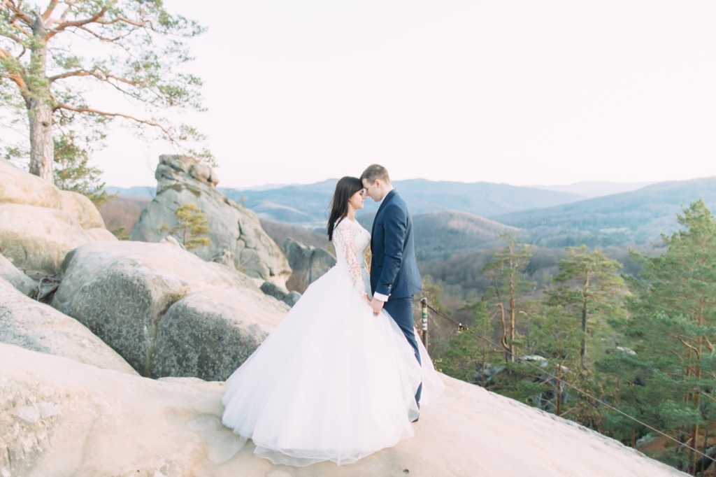 bride and groom mountains this is the age most people get married in every US state