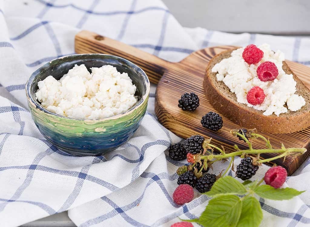 Cottage cheese with berries - foods for energy