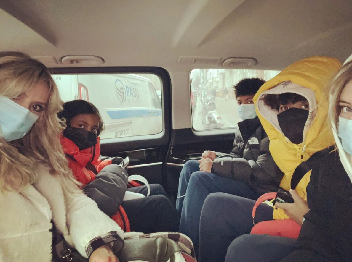 Heidi Klum and kids in van