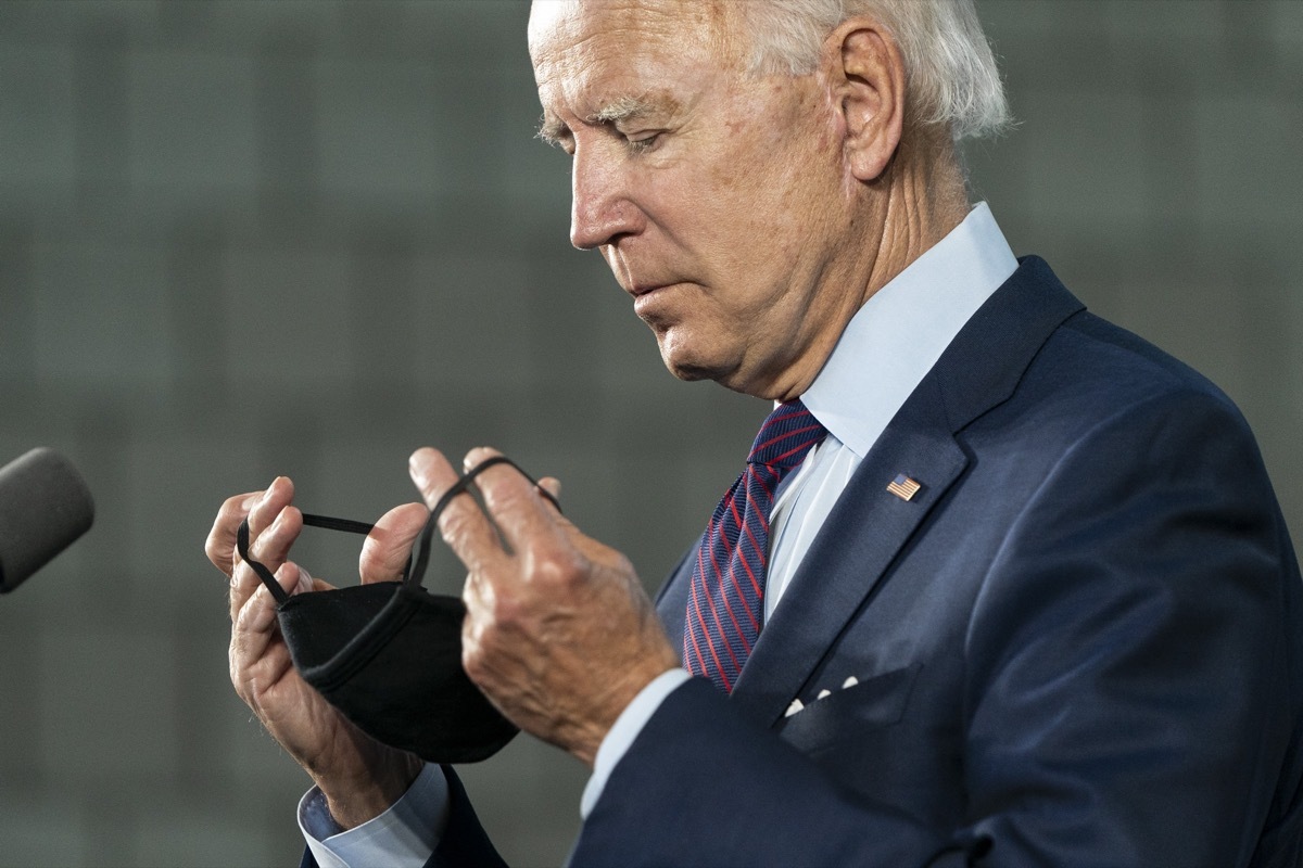 Biden wears a mask during the pandemic