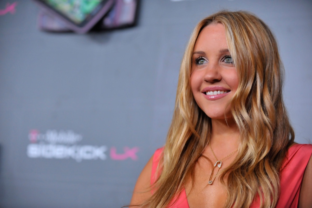 Amanda Bynes wearing a pink dress at an awards show