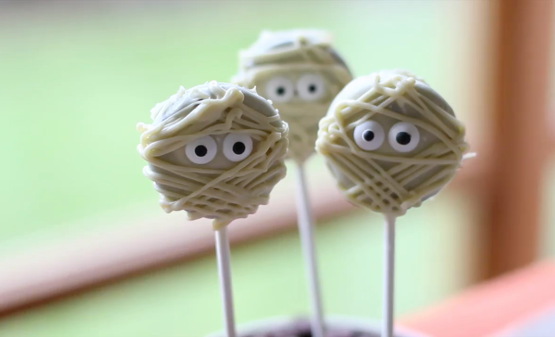 Mummy pops | 15 Easy Halloween Cookie Ideas | Her Beauty