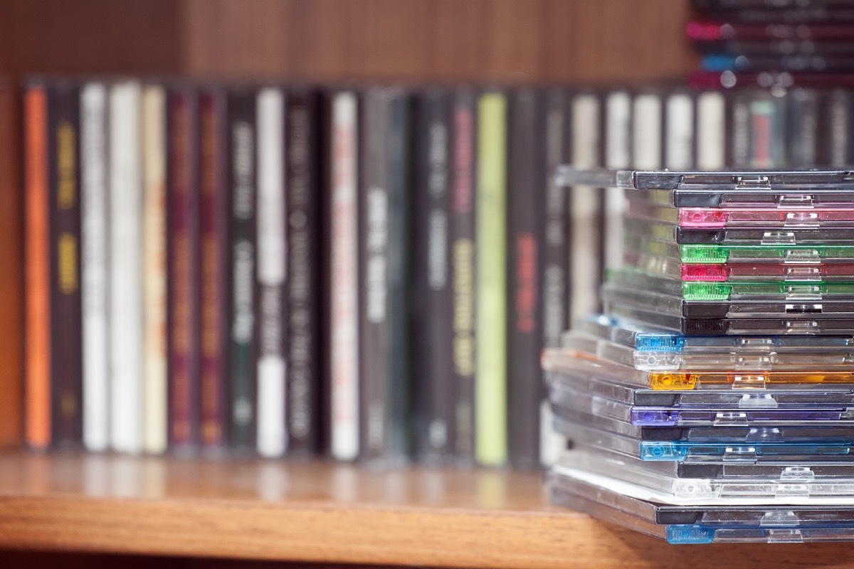 piles of cds on the table, 1999 teen choice awards