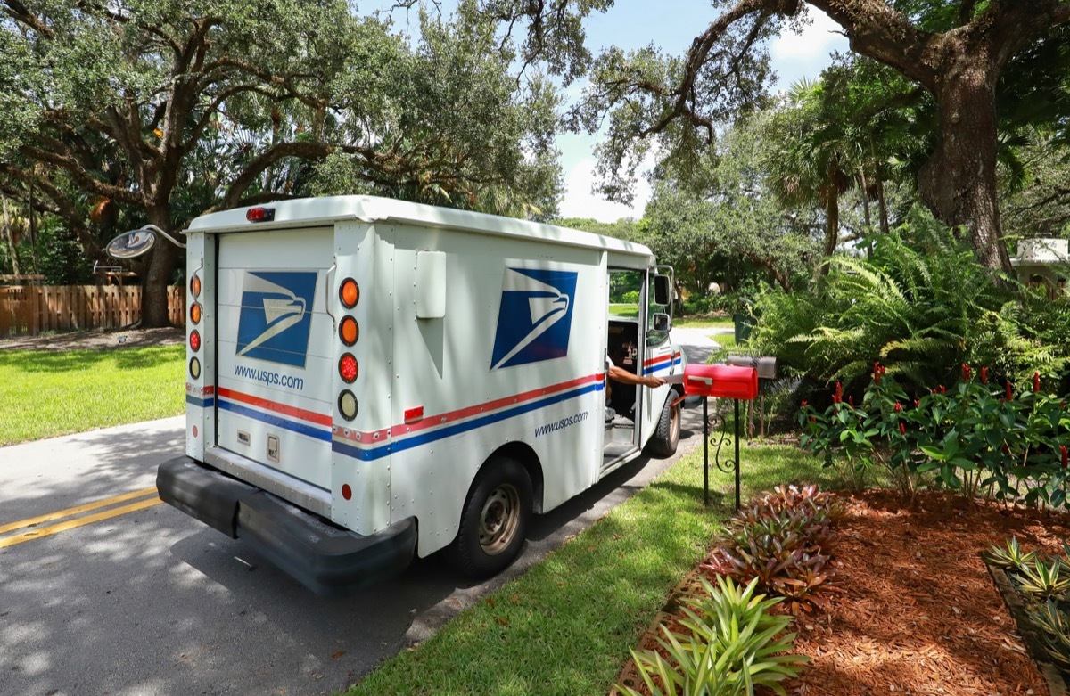 usps mailperson delivering mail