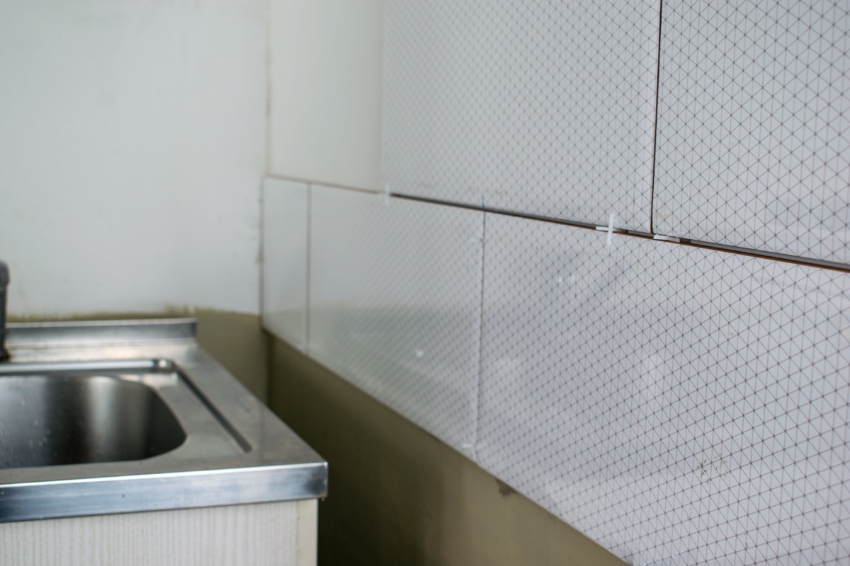 kitchen with large rectangular tile backsplash