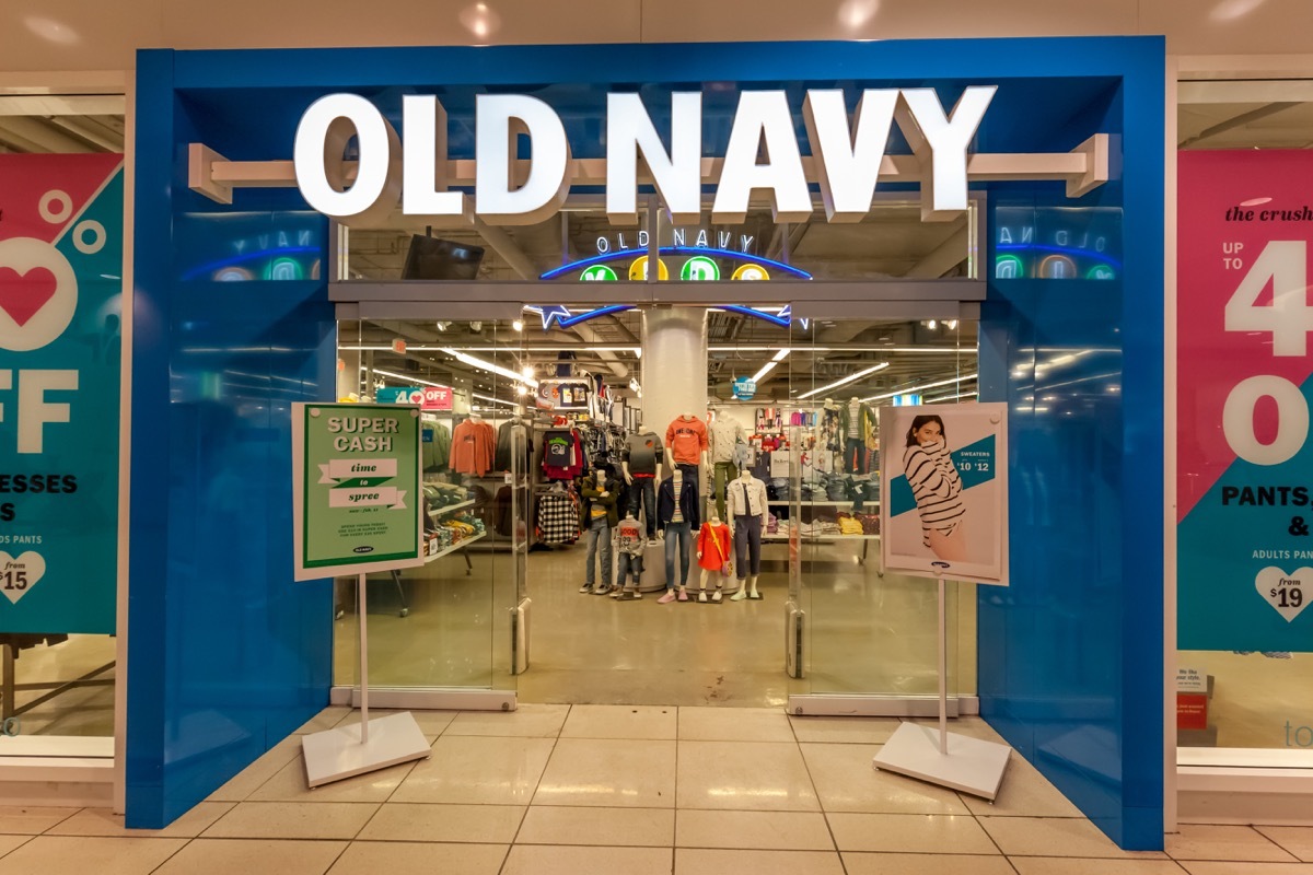 Old Navy Storefront {Save Money on Athletic Wear}