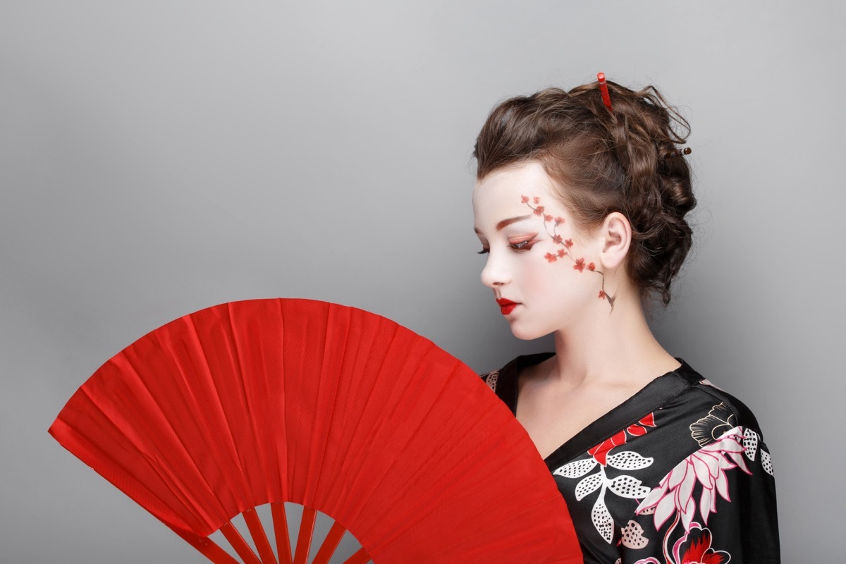 White woman inappropriately dressed up as a geisha