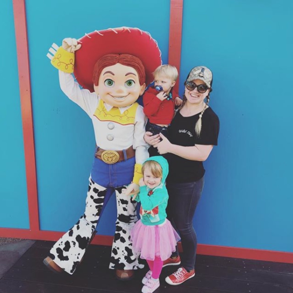 kelly clarkson at disney with family, disney celebs