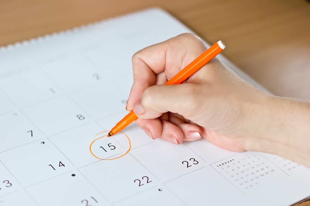 woman circling date on a calendar ways to be less indecisive