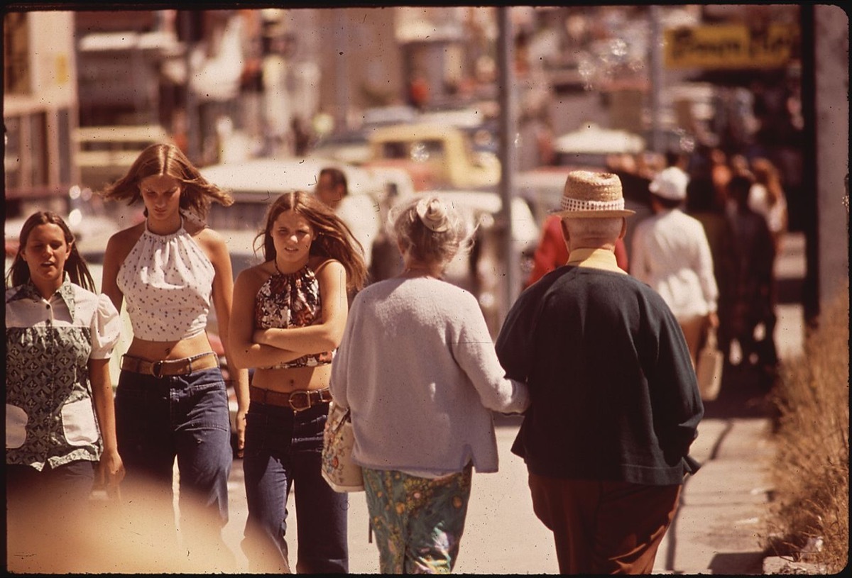 1970s fashion halter tops