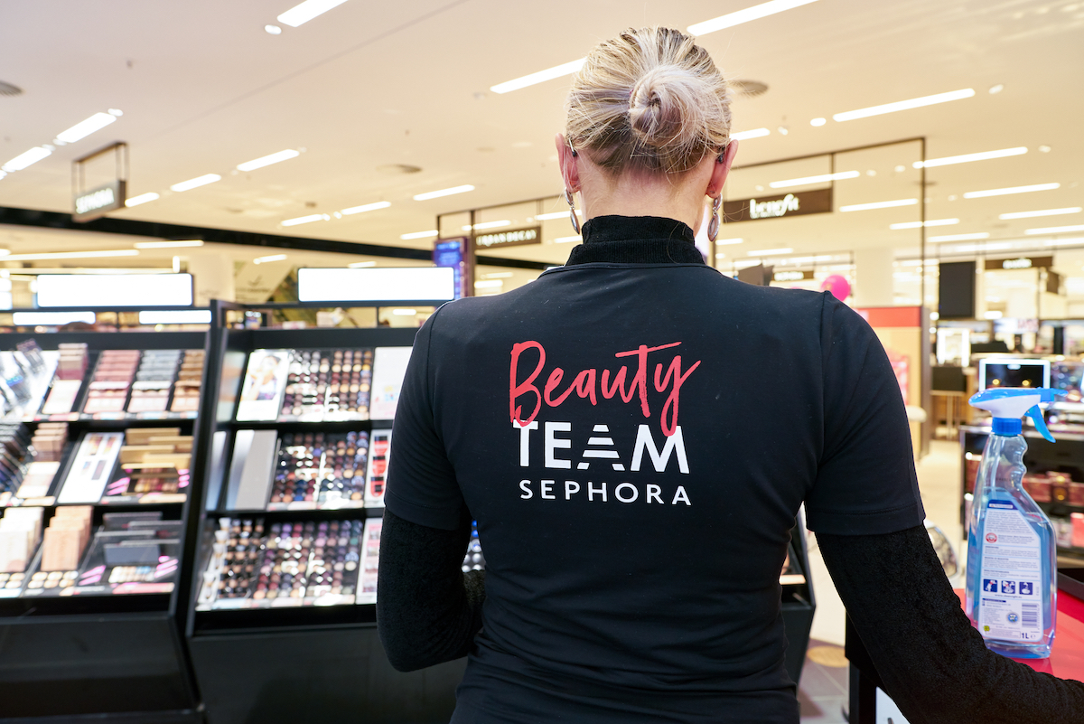 Close up shot of the back of a Sephora employee wearing a Beauty Team Sephora shirt