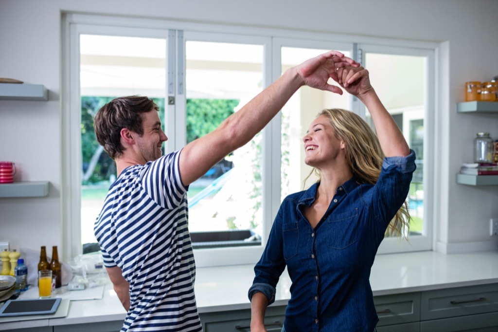 couple dancing, friendship, 20 phrases to say to her