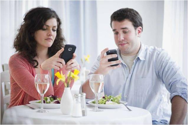 things-women-keep-doing-on-dates-even-though-men-hate-them-05