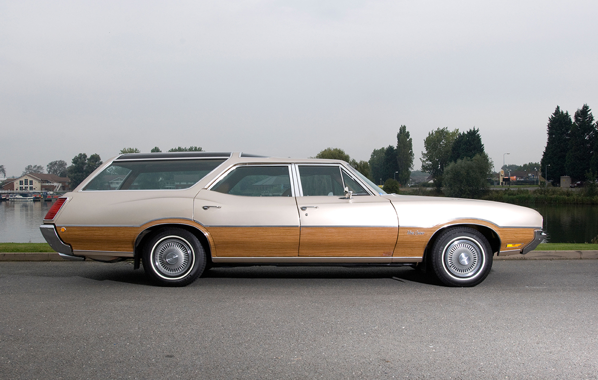 Oldsmobile Vista Cruiser woody station wagon 1970s American estate car