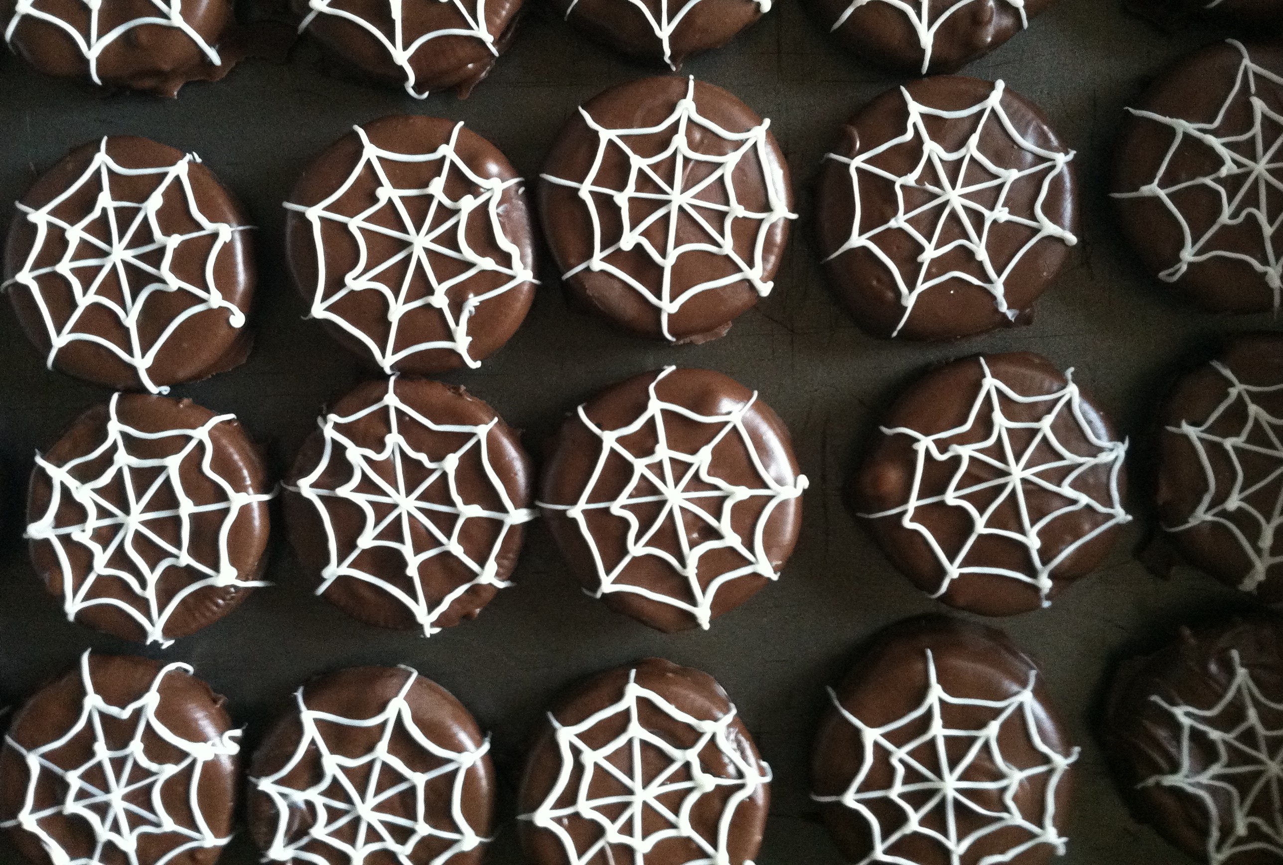 Oreo spider webs | 15 Easy Halloween Cookie Ideas | Her Beauty